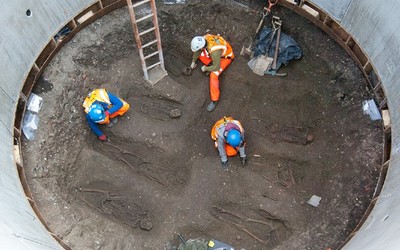 archaeologists working during the Elizabeth line dig