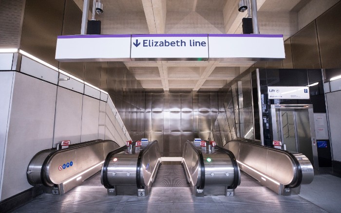 escalators at farringdon elizabeth line station